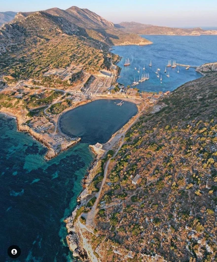 Arkeoloji Bölümü öğretim üyeleri başkanlığında sürdürülen Knidos, Anemurium, Iasos, Herakleia-Latmos, Ksanthos-Letoon ve Gökhöyük'teki Arkeolojik çalışmalar bir çok alanda titizlikle yürütülmektedir.